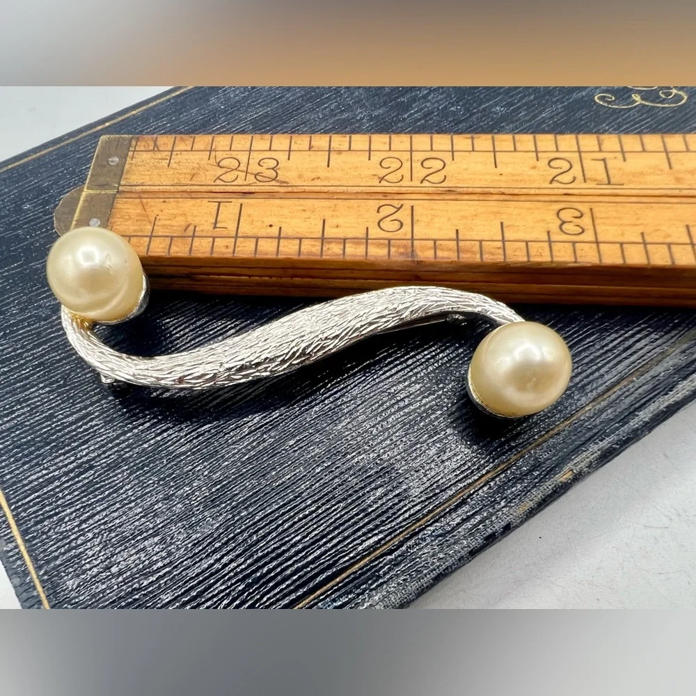 Vintage JUDY LEE silver tone faux pearl brooch pin